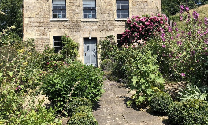 Batheaston House | House sleeping 16 with hot tub near Bath