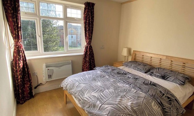 High Wycombe House | House - Sleeps 2 - Patio - Parking