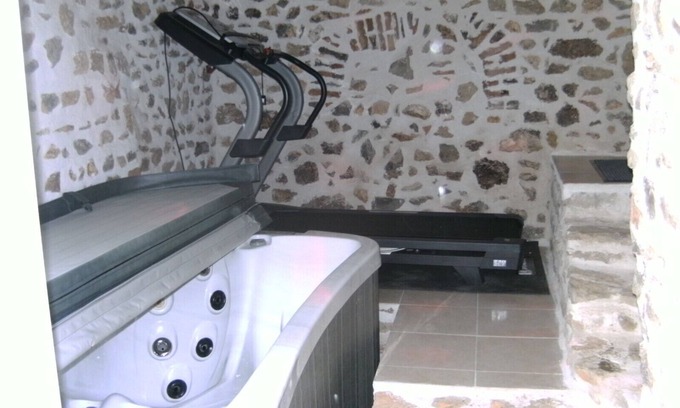 Joue En Charnie House | House sleeps 6 to 7 with SPA