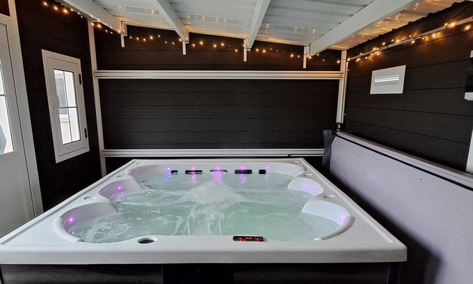 Conteville House | House sleeps 6 with jacuzzi, La Béroline, pets allowed.