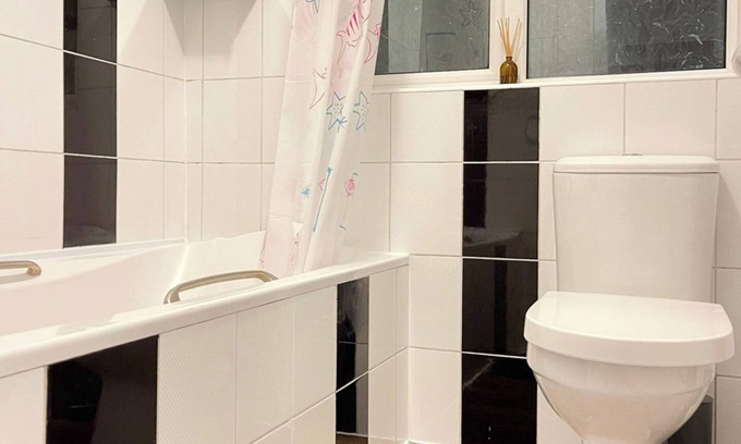 Chadwell House | House - Sleeps 8 - Garden - Parking