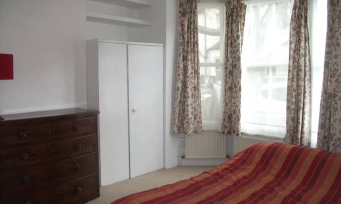 Southfields House | House, SW London. 4 Beds. 2 Toilets. 12 Mins Tube. 2 Mins Buses