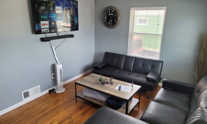 Lincoln House | House To Yourself! Parking, WIFI, Pets allowed!