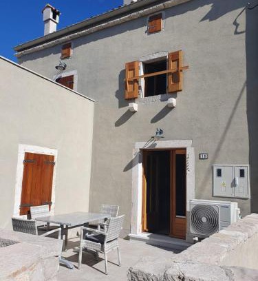 Ustrine Apartment | House Tuna