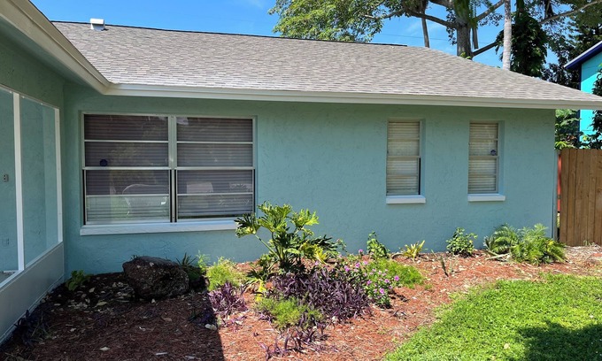 South Venice House | House w/pool & spa near North Manasota Beach. 2-bedroom 2 Bath w/AC & WiFi