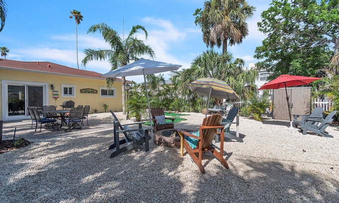 Indian Rocks Beach House | 🏠House☀Walk To Beach🐬Indian Rocks Retreat🌴Backyard Space for Entertaining