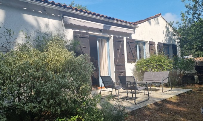 Boyardville House | House with large garden in an oyster farming site close to the beach and the golf course.