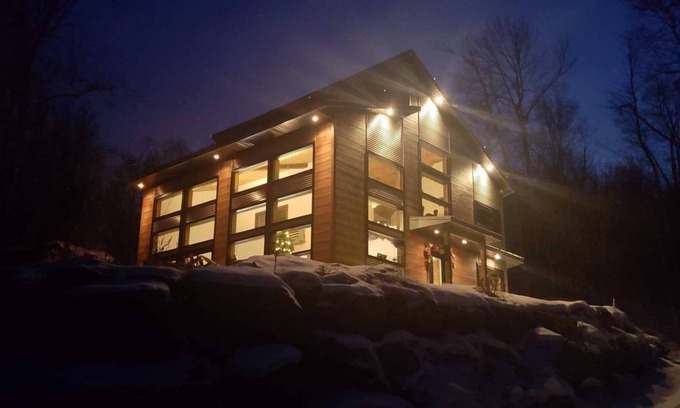 Saint-Hippolyte Ski Chalet | House with 4 bedrooms and 2 bathrooms