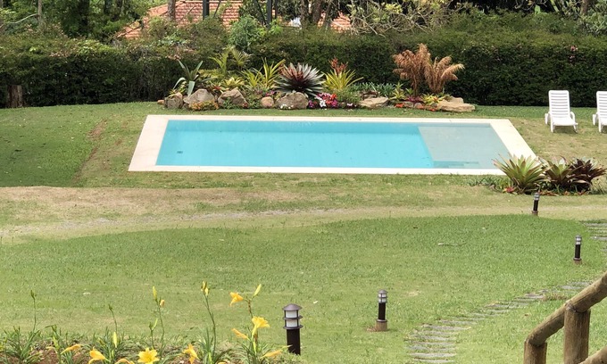 Araras Cottage | House with 4 suites, swimming pool and barbecue, 250m from the Center of Vale das Videiras