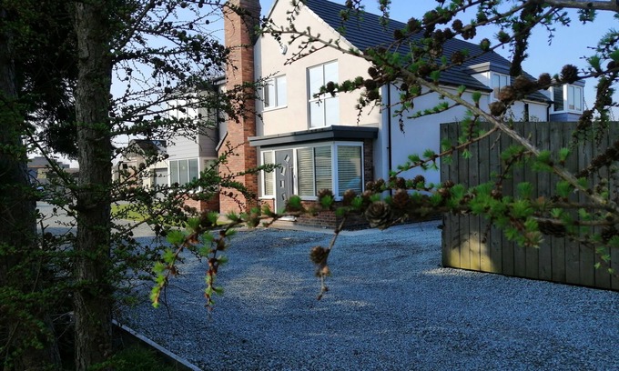 Brough House | House with 5 Double bedrooms including large family room,4 Bathrooms, Gym &patio
