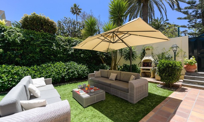 Las Brisas Ski Chalet | House with cozy garden BBQ and free parking