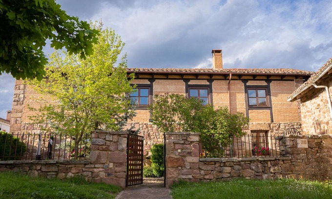 Salinas de Pisuerga Cottage | House with garden and barbecue, ideal for families with pets.