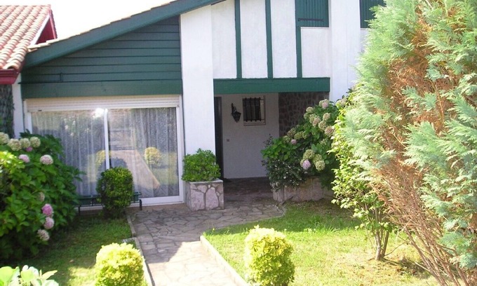 Kokotia House | House with FREE WiFi, pool, garden, beach 200 meters away, tennis courts.
