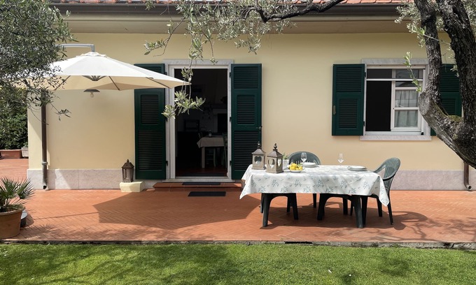 Marina di Carrara House | House with garden