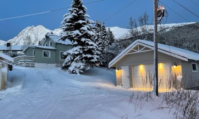 Lyngseidet House | House with garage in central Lyngen