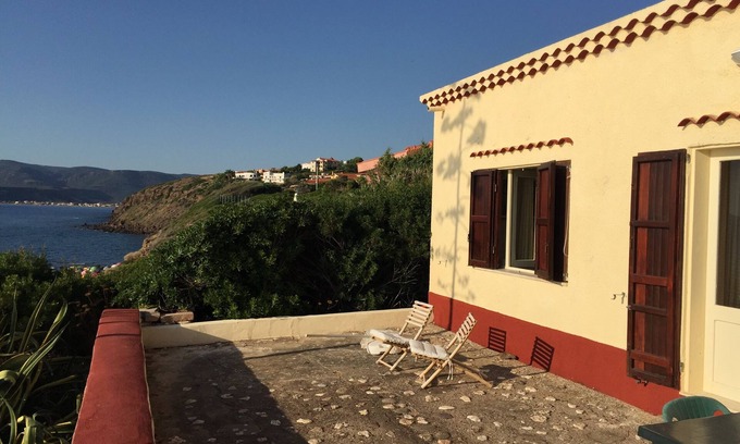 Santa Maria del Mare House | House with garden on the sea, the beach below