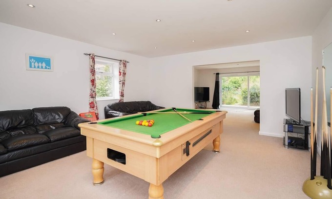 Chesterfield House | House with HotTub, Sauna & Pool Table