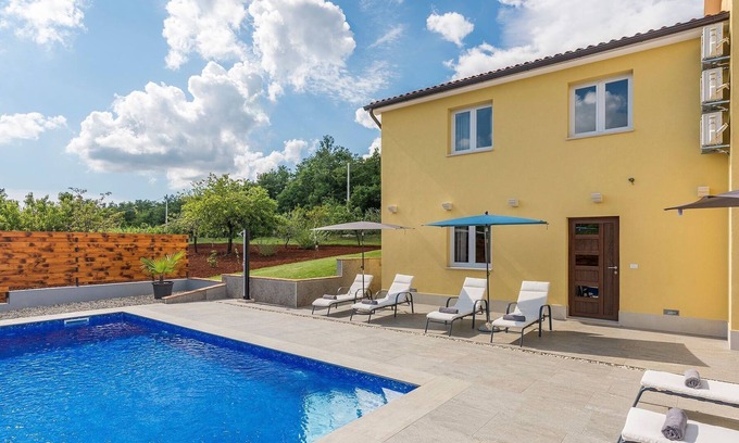 Diklici Cottage | House with private pool for 10 people surrounded by vineyard in a quiet location