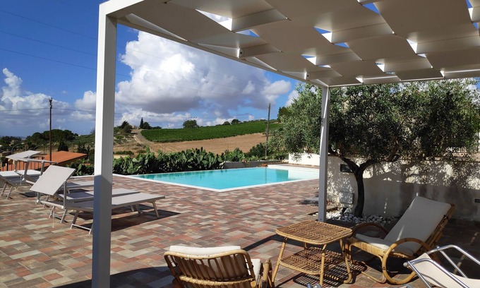Buseto Palizzolo House | House with infinity pool in the hills near the sea and Trapani