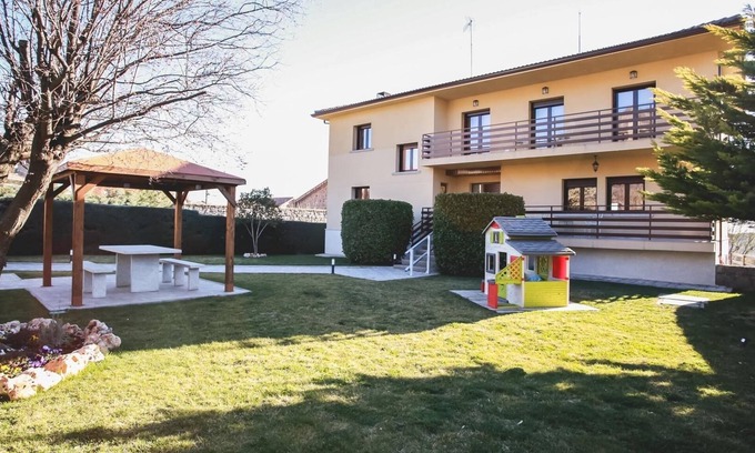 Zarzalejo House | House with living-dining room with fireplace, fully equipped kitchen, bathroom for disabled people.
