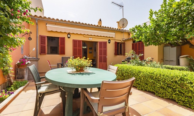 El Molinar House | House with patio garden near the sea