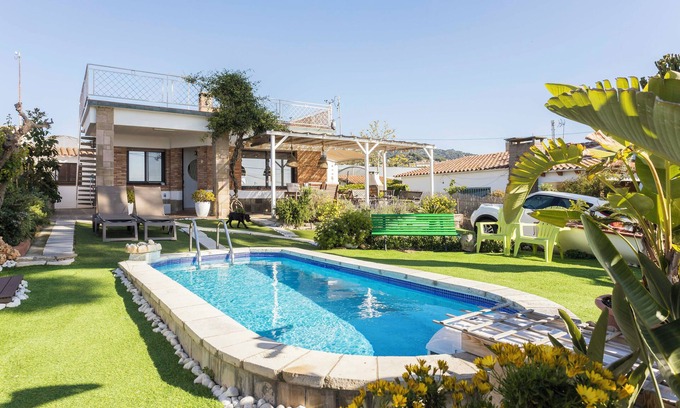 Premia de Dalt House | House with sea views, garden and pool