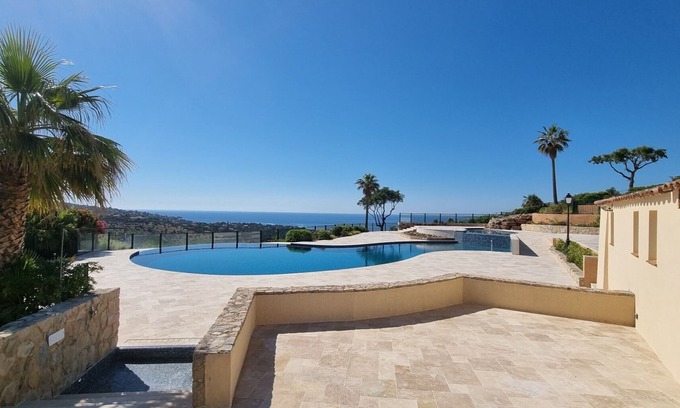 Les Issambres House | House with sea view, swimming pool, garden and tennis - sleeps 4