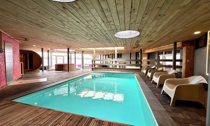 Trooz House | House with swimming pool, hot tub, games