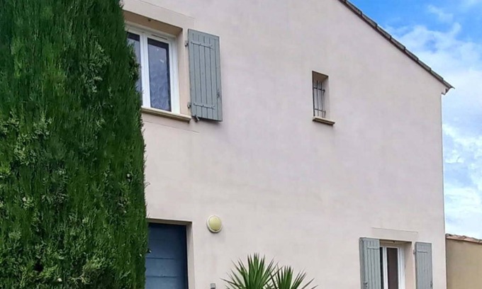 Pierrevert House | House with terrace & garden
