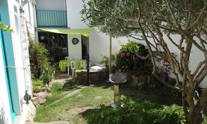 Ile d'Yeu House | House with upper floor. 3 bedrooms, garden with courtyard, in port joinville