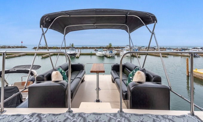 Colchester Boat Rental | Houseboat, Beach and Harbour Retreat