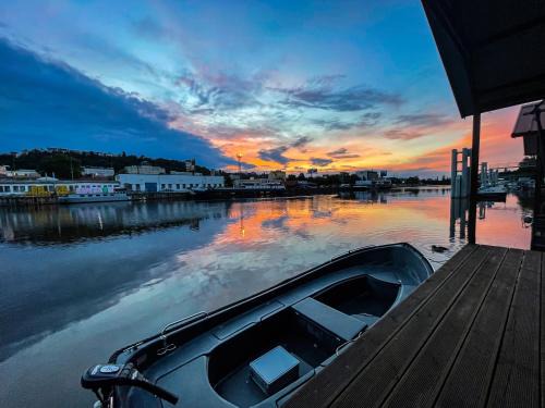 Smichov Boat Rental | Houseboat Benjamin - Houseboats Benjamin & Franklin