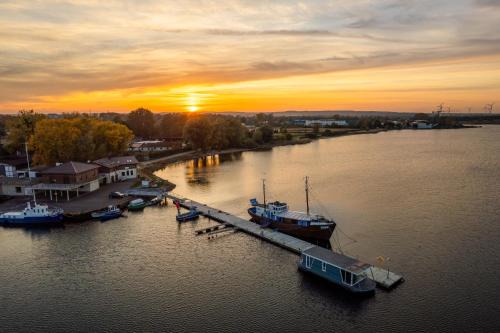 Puck Boat Rental | Houseboat GDY-50, dom na wodzie z sauną i jacuzzi