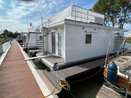 Nieuwpoort Boat Rental | Houseboat Griffioen Home, Nieuwpoort