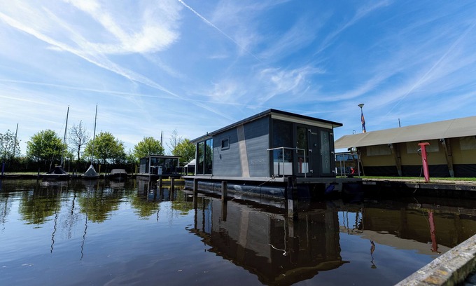 Heeg Ski Chalet | Houseboat Heeg 4 persons