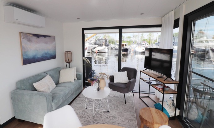 Lemmer House | Houseboat in Lemmer with Harbor Views