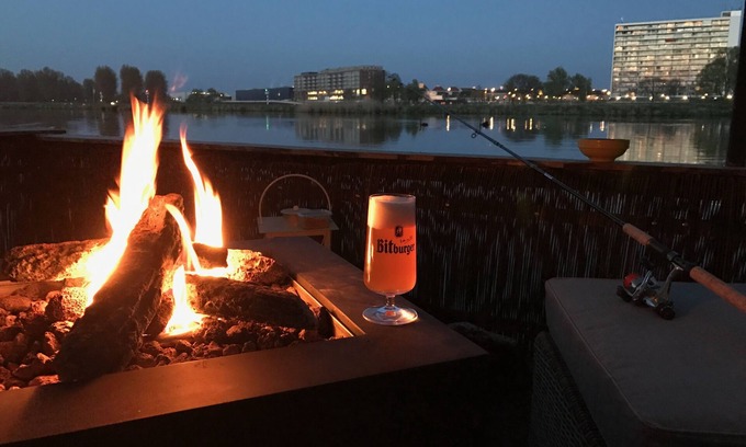 Roermond Boat Rental | Houseboat in the middle between AreaX and Outlet nevertheless pure nature