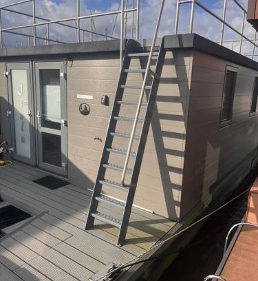 Monnickendam Boat Rental | Houseboat Isola