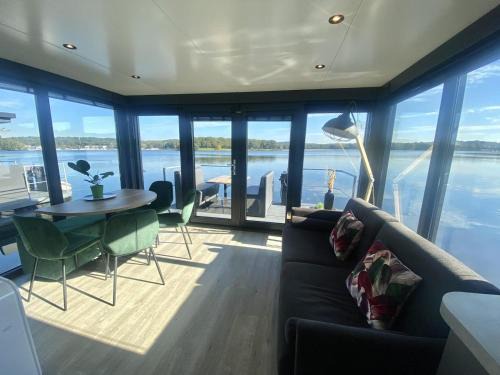 Middelaar Ski Chalet | Houseboat Marina Mookerplas 4-6 persons