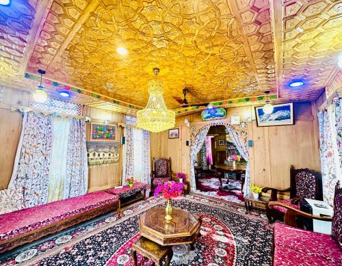 Dal Lake House | Houseboat New world