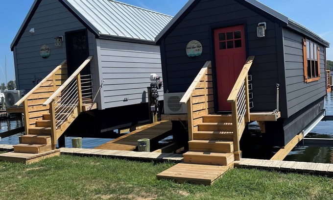 Solomons Boat Rental | Houseboat on Solomons Island