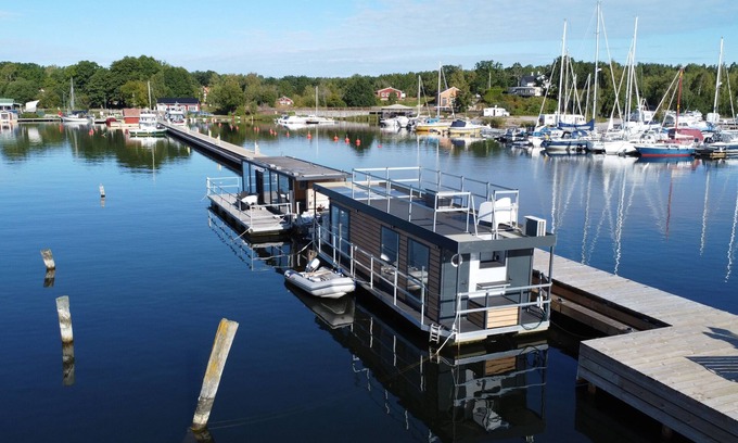Hjorted House | Houseboat rooftop in Blankaholm - vacation in the archipelago with roof terrace