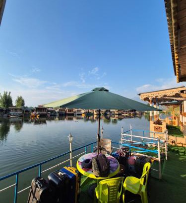 Dal Lake Boat Rental | Houseboat Young Life