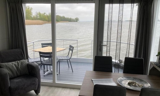 Biddinghuizen Boat Rental | Houseboot Kingfisher, lake view