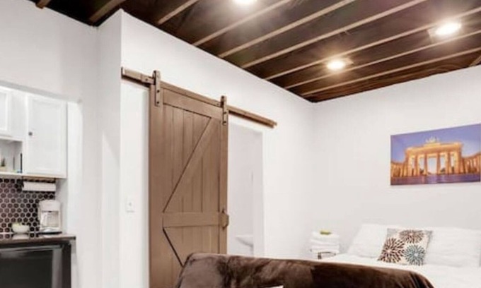 German Village Apartment | Housepitality - The Brandenburg Suite - Efficiency
