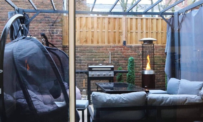 Stratford and New Town House | HouseSleep14-FreeP-Garden-Bbq-Patio-PoolTable