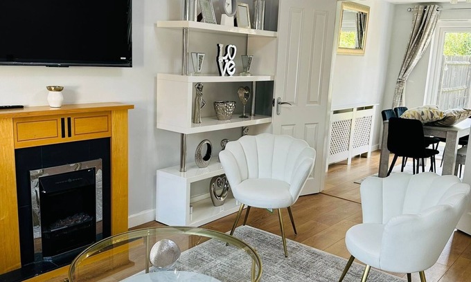 Corby House | HouseSleeps5-Parking-Garden-PrivateEntrance