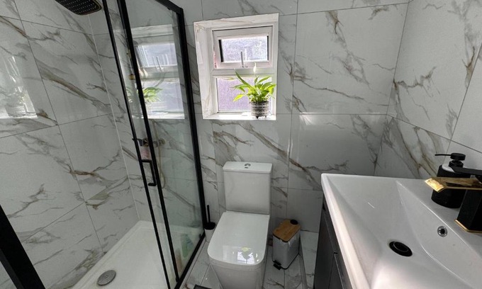 Levenshulme House | HouseSleeps9-Patio-Parking-FamilyOK