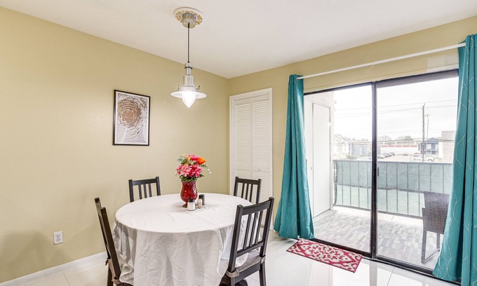 South Main Condo | Houston Condo w/Pool Access ~ 1 Mi to NRG Stadium