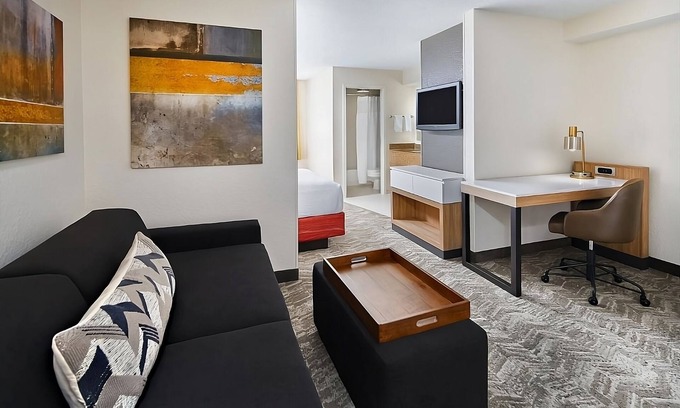 Southeast Houston Hotel | Houston Getaway: Pool Access, Free Airport Shuttle | Near Houston Zoo | 3 Rooms